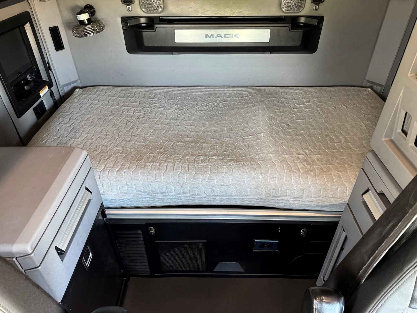 Used 2023 Mack Pinnacle - image 18